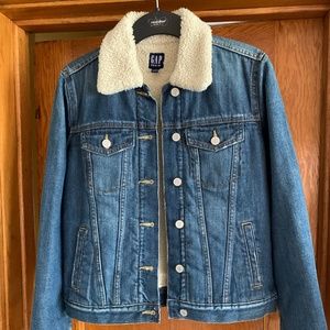 Women Small Sherpa lined Gap denim jacket